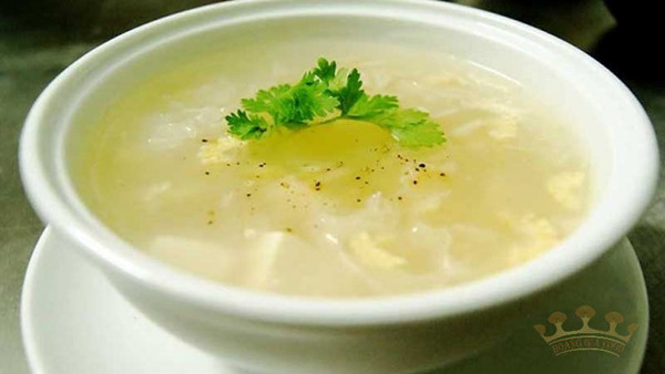 Hôm trước, đang trong giờ làm việc thì Lý Ái bỗng đau vùng bụng, gan dữ dội. Cơn đau khiến cô không thể đứng vững nên đồng nghiệp đưa Lý Ái tới viện. Sau khi kiểm tra, bác sĩ thông báo phát hiện khối u 2,3mm trong tiểu thùy gan, chẩn đoán mắc ung thư gan. Nguyên nhân căn bệnh rất có thể bắt nguồn từ thói quen ăn uống của cô gái.