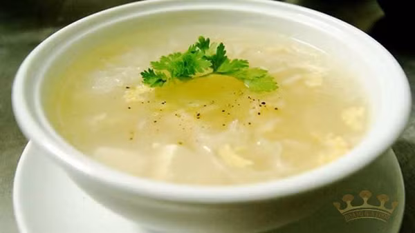 Hôm trước, đang trong giờ làm việc thì Lý Ái bỗng đau vùng bụng, gan dữ dội. Cơn đau khiến cô không thể đứng vững nên đồng nghiệp đưa Lý Ái tới viện. Sau khi kiểm tra, bác sĩ thông báo phát hiện khối u 2,3mm trong tiểu thùy gan, chẩn đoán mắc ung thư gan. Nguyên nhân căn bệnh rất có thể bắt nguồn từ thói quen ăn uống của cô gái.