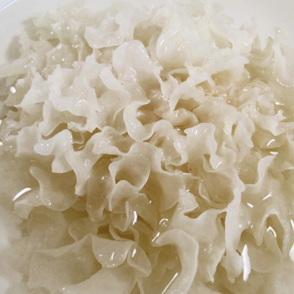 Được biết, nấm tuyết còn được biết đến với tên gọi nấm tuyết nhĩ, ngân nhĩ, mộc nhĩ trắng do có màu trắng nhạt, trong mờ. Sản phẩm thường được bán dưới dạng sấy khô, cần ngâm nước trước khi sử dụng. Thời gian đầu, mẹ Lý Ái thường ngâm 1 lượng nhỏ nấm tuyết để nấu ăn. Sau này, bà ngâm lượng lớn nấm tuyết rồi dùng dần.