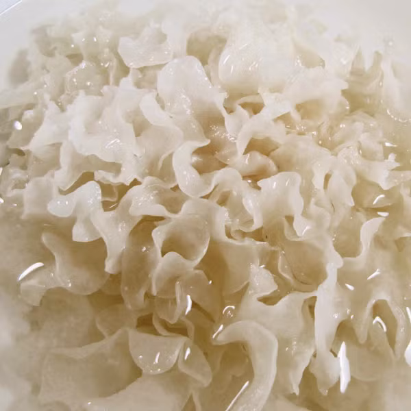 Được biết, nấm tuyết còn được biết đến với tên gọi nấm tuyết nhĩ, ngân nhĩ, mộc nhĩ trắng do có màu trắng nhạt, trong mờ. Sản phẩm thường được bán dưới dạng sấy khô, cần ngâm nước trước khi sử dụng. Thời gian đầu, mẹ Lý Ái thường ngâm 1 lượng nhỏ nấm tuyết để nấu ăn. Sau này, bà ngâm lượng lớn nấm tuyết rồi dùng dần.