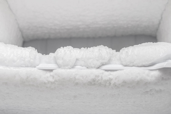 Việc dọn đá tủ lạnh rất cần thiết. Để loại bỏ chúng, không ít người dùng dao hoặc các vật nhọn để tác động. Tuy nhiên, cách này vừa tốn sức lại vừa gây hại cho thiết bị. Thay vào đó, bạn nên áp dụng mẹo dọn đá tủ lạnh dưới đây.