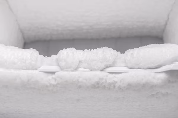 Việc dọn đá tủ lạnh rất cần thiết. Để loại bỏ chúng, không ít người dùng dao hoặc các vật nhọn để tác động. Tuy nhiên, cách này vừa tốn sức lại vừa gây hại cho thiết bị. Thay vào đó, bạn nên áp dụng mẹo dọn đá tủ lạnh dưới đây.