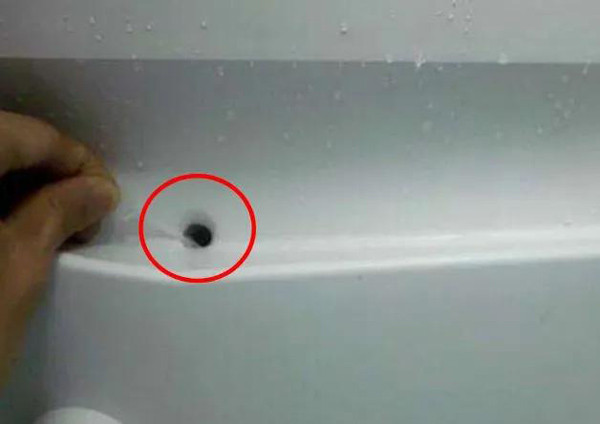 Chú ý làm sạch lỗ thoát nước. Lỗ thoát nước ở tủ lanh rất dễ bị tắc. Bằng cách này, hơi nước bên trong không thể thoát ra được, nhanh chóng ngưng tụ thành đá.