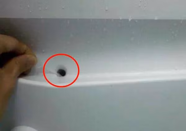 Chú ý làm sạch lỗ thoát nước. Lỗ thoát nước ở tủ lanh rất dễ bị tắc. Bằng cách này, hơi nước bên trong không thể thoát ra được, nhanh chóng ngưng tụ thành đá.