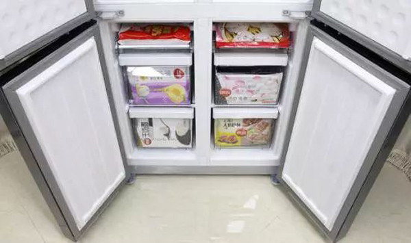 Chú ý miếng đệm cửa tủ lạnh. Miếng đệm kém hiệu quả thường dẫn đến tình trạng đóng tuyết nghiêm trọng. Để tăng cường khả năng giữ nhiệt, sức hút mạnh khi đóng cửa tủ, bạn có thể thoa một chút dầu ô liu vào miếng đệm cao su, đảm bảo mọi đường rãnh đều được phủ một lớp dầu. Ảnh: Internet. Mời độc giả xem video: Những thói quen chết người khi dùng tủ lạnh. Nguồn: VTC14