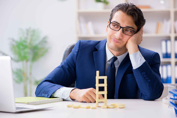 Nhân viên văn phòng. Nhân viên văn phòng thường xuyên làm việc nhiều giờ với máy tính, rất dễ gây tổn thương thị giác, mỏi mắt. Khi ăn sữa chua, cơ thể được bổ sung lượng lớn vitamin A. Nhờ vậy, bạn có thể hạn chế được mối nguy sức khỏe từ công việc đặc thù. Ảnh: Aboluawang, Internet.