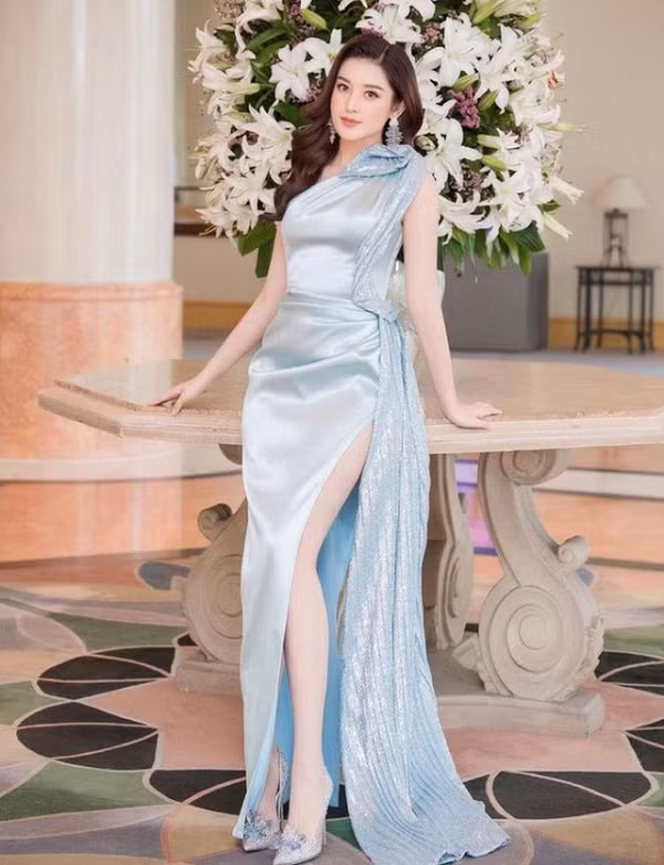 Bên cạnh chiều dài nổi trội 1m74, Á hậu Huyền My còn có đôi chân dài miên man, trắng nõn thon thảo như bước ra từ truyện tranh.