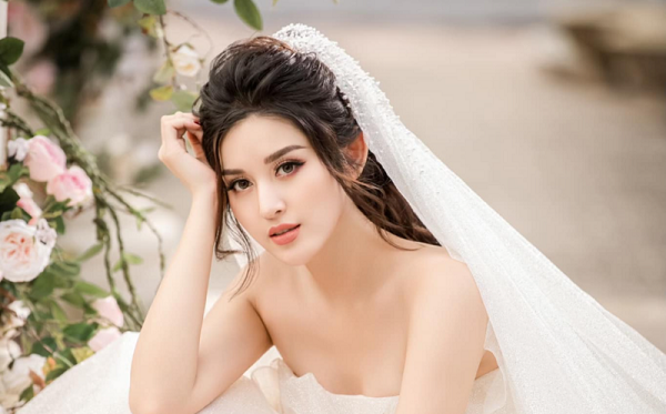 Trong các bữa ăn hàng ngày, cô ăn nhiều trái cây như táo, xoài, chuối và rau xanh để bổ sung dưỡng chất.