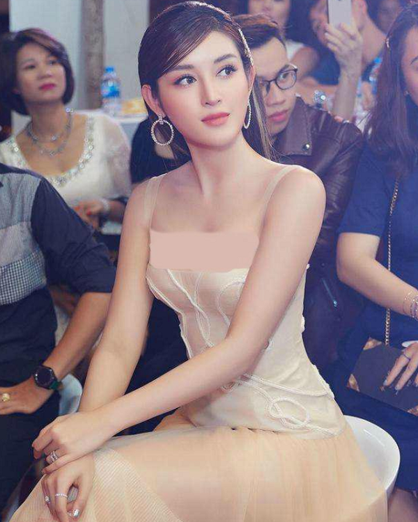 Trang Sohu giới thiệu Huyền My sinh năm 1995, là Á hậu 1 của cuộc thi Hoa hậu Việt Nam 2014, đồng thời lọt vào top 10 cuộc thi Miss Grand International - Hoa hậu Hoà bình Quốc tế 2017.