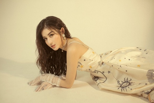 Theo nhận xét của tác giả bài báo, Huyền My có gương mặt thanh tú, toát lên vẻ đẹp ngọt ngào và gần gũi, thanh khiết như những mỹ nhân Tân Cương.