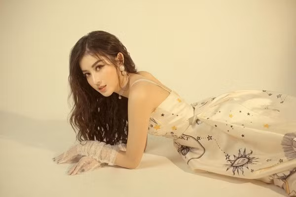 Theo nhận xét của tác giả bài báo, Huyền My có gương mặt thanh tú, toát lên vẻ đẹp ngọt ngào và gần gũi, thanh khiết như những mỹ nhân Tân Cương.