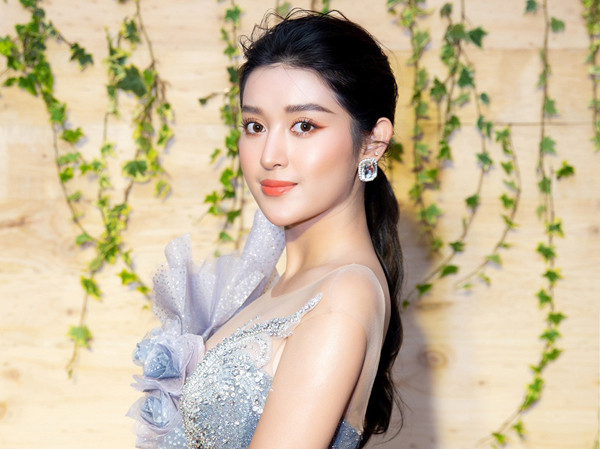 Huyền My còn thường uống nước detox để thanh lọc cơ thể. Công thức pha detox của cô bao gồm 8 cốc nước lọc, 1 thìa cà phê gừng băm nhỏ, 1 quả dưa chuột cỡ vừa và 12 lá bạc hà. Cho tất cả các loại nguyên liệu vào bình nước rồi để tủ lạnh qua đêm, dùng thay nước lọc để uống trong ngày. Ảnh: Internet.