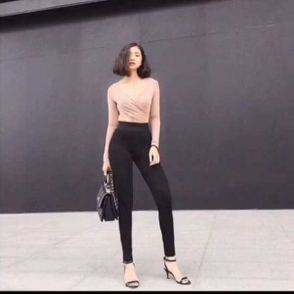 Để khắc phục, bạn nên chọn những chiếc quần legging có phần cạp cao. Thiết kế cho phép che đi phần hông, bụng, tạo nên hiệu ứng thị giác khiến bạn trở nên mảnh mai hơn. Nếu chỉ có legging cạp trễ, bạn có thể kết hợp với áo khoác dáng dài hoặc áo blouse để che chắn.