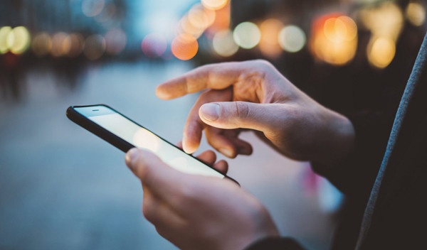 Điện thoại di động. Điện thoại di động không chỉ là phương tiện liên lạc đơn thuần. Nó còn là kho chứa thông tin cá nhân, các quyền riêng tư. Điều này sẽ không hề có lợi nếu chúng rò rỉ ra ngoài hoặc bị sử dụng sai mục đích.