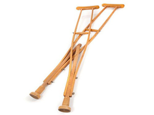 Nạng. Tương tự như hũ sắc thuốc, mọi người chỉ dùng đến nạng khi xảy ra sự cố không thể chủ động đi lại. Thay vì hỏi mượn, người ta sẽ mua cái mới vì không muốn khi trả sẽ mang tiếng trù ẻo người khác không khỏe.