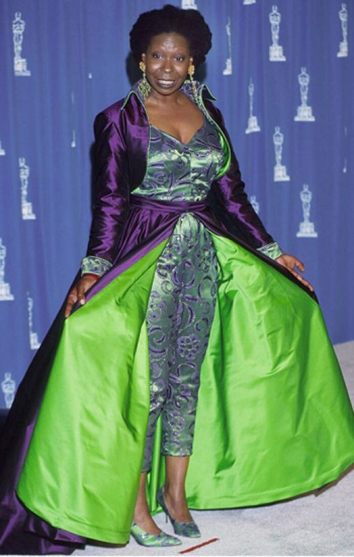 Whoopi Goldberg sến sẩm với bộ trang phục bóng nhẫy và không khác gì đồ ngủ.