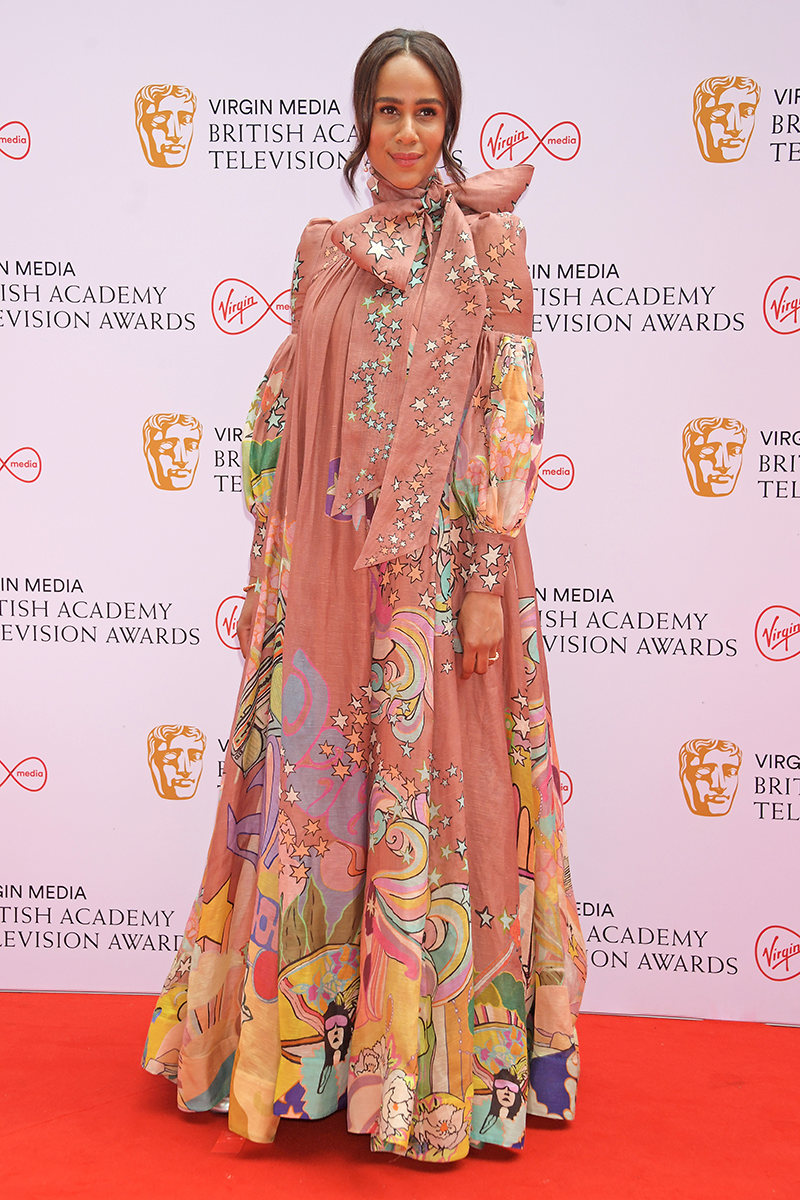 Zawe Ashton như một bà tiên với chiếc maxi mang màu sắc cổ tích, chỉ có điều cô nên hóa phép một chiếc quạt cho chính mình, vì chiếc váy trông quá ngột ngạt.