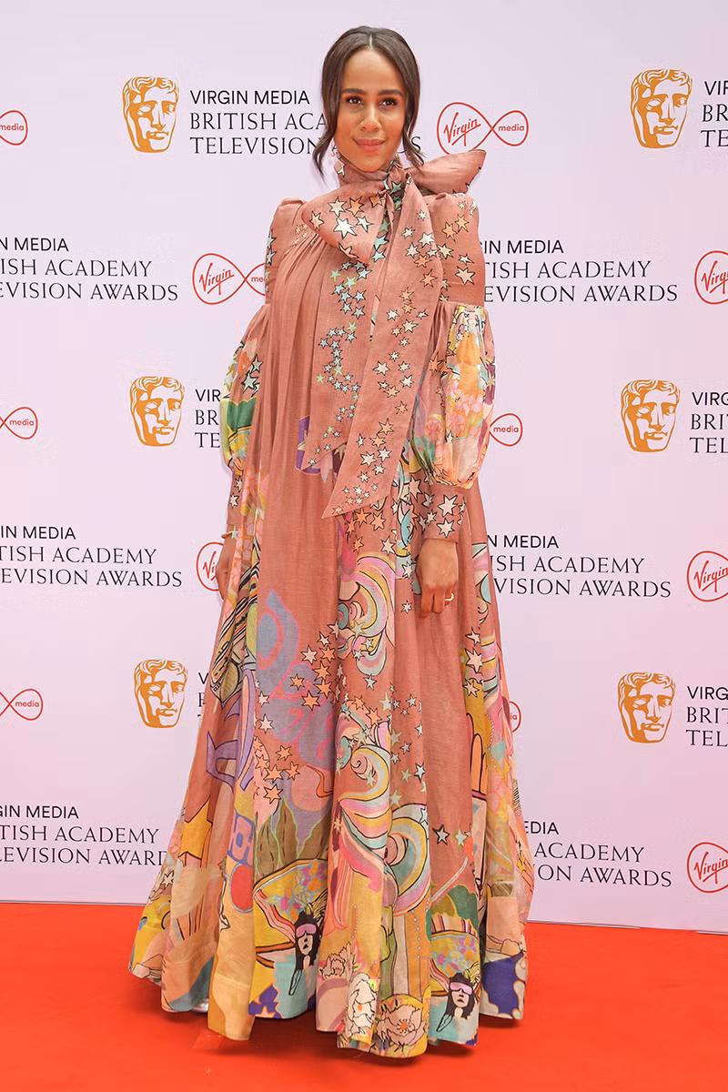 Zawe Ashton như một bà tiên với chiếc maxi mang màu sắc cổ tích, chỉ có điều cô nên hóa phép một chiếc quạt cho chính mình, vì chiếc váy trông quá ngột ngạt.