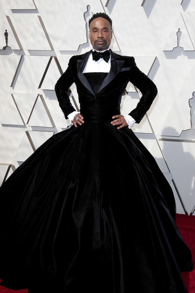 Billy Porter gây ấn tượng mạnh với chiếc váy cầu kỳ lạ mắt.