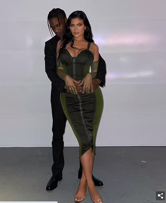 Em gái Kim Kardashian - nữ tỷ phú trẻ đã chọn một thiết kế bó sát của Jean Paul Gaultie, khoe trọn vẹn những đường cong nóng bỏng và vòng một căng đầy.