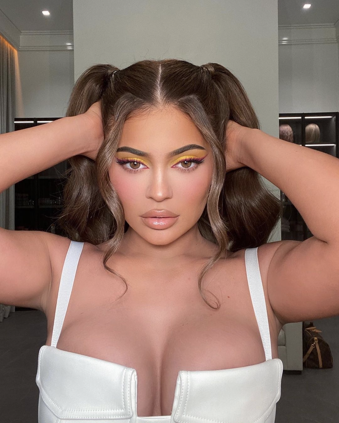 Là em út của gia đình Kim siêu vòng 3 nổi tiếng, cô đồng thời là người sáng lập kiêm chủ thương hiệu mỹ phẩm Kylie Cosmetics.