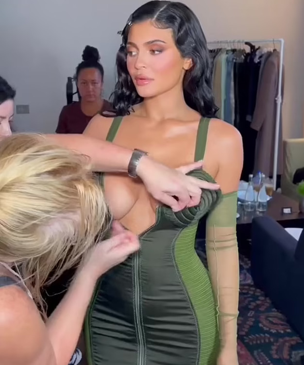 Chỉ một hình ảnh trong quá trình mặc trang phục của Kylie Jenner cũng khiến fan đứng ngồi không yên bởi vẻ gợi cảm của cô nàng.