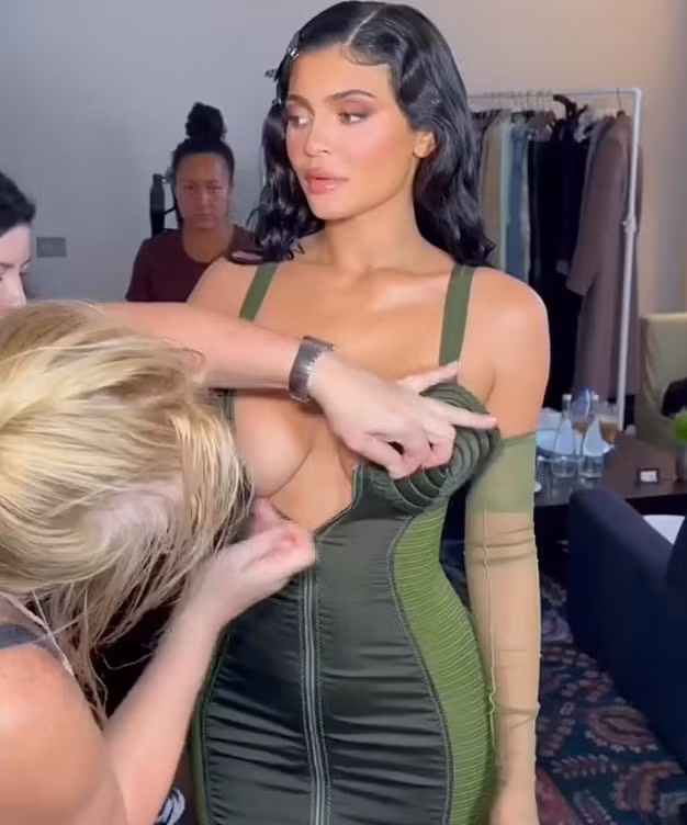 Chỉ một hình ảnh trong quá trình mặc trang phục của Kylie Jenner cũng khiến fan đứng ngồi không yên bởi vẻ gợi cảm của cô nàng.