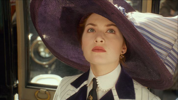 Mũ ghim. Vào đầu thế kỷ 20, phụ nữ ưa chuộng những chiếc mũ lớn gắn trên tóc bằng những chiếc ghim đặc biệt. Điểm bất lợi của loại mũ này là đôi khi các ghim có chiều dài 30cm. Đầu nhọn của ghim có thể dễ dàng làm trầy xước người xung quanh. Đôi khi, chi tiết thời trang mạo hiểm này lại được tận dụng như một vũ khí để người dùng phòng vệ khi cần thiết.