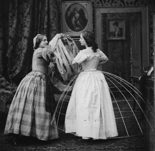 Crinoline. Crinoline là mẫu váy được phụ nữ phương Tây thế kỉ 18 ưa chuộng. Độ xòe của chiếc váy khiến người mặc trở nên yêu kiều gấp vạn lần.