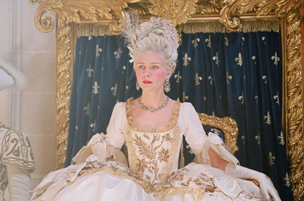 Kiểu tóc Fontage. Fontange là kiểu tóc dành riêng cho phụ nữ thời xưa, rất được ưa chuộng tại Pháp cuối thế kỷ 17I tới đầu thế kỷ 18. Nó là kiểu tóc búi cao và được trang trí thêm bằng ren hoặc dây ruy băng khá rườm rà.