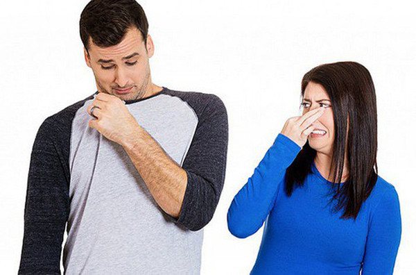 Mồ hôi khó chịu. Khi gan bị tổn thương, quá trình trao đổi chất và khả năng giải độc của cơ thể bị hạn chế. Điều này khiến độc tố tích tụ trong cơ thể khó đào thải ra bên ngoài. Hệ quả là chúng sẽ đào thải dần thông qua lỗ chân lông trên da, khiến mồ hôi xuất hiện mùi chua, khó ngửi hơn bình thường. Ảnh: Sohu, Internet.