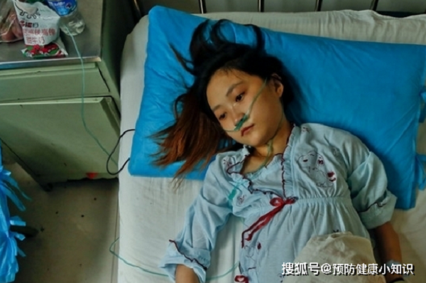 Cứ như vậy một thời gian, nhiều phụ huynh không ngại góp ý thẳng. Họ cho rằng cơ thể giáo viên quá “nặng mùi” khiến học sinh không thể tập trung vào các động tác vũ đạo. Họ khuyên cô giáo nên đi khám để có cách giải quyết triệt để.