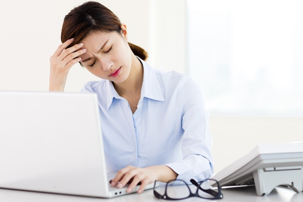 Nghề nghiệp cũng ảnh hưởng đến tình trạng mọc mụn trên mặt. Người làm nhóm công việc, học tập chịu nhiều áp lực, thường xuyên thức khuya dễ mọc nhiều mụn.