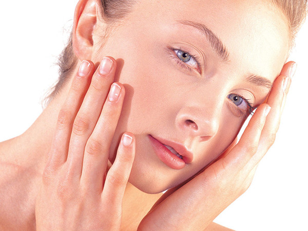 Không dùng tay ngoáy, nặn, gãi mụn bởi có thể gây nhiễm trùng. Hơn nữa, nặn mụn bằng tay không giúp ích mà còn gây hại cho da. Cụ thể, nó gây xung huyết dưới da, để lại những vết nám mất vài tuần, thậm chí nhiều năm mới biến mất. Các vết thương do nặn mụn còn có thể gây tăng sản da và tạo sẹo sau khi bị kích thích nhiều lần. Ảnh: Internet.