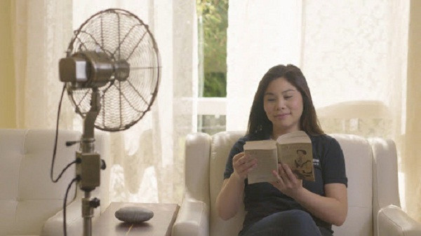 Để đảm bảo sức khỏe, bạn nên dùng quạt đúng cách. Không nên quạt liên tục trong thời gian dài, trực tiếp vào 1 vùng cơ thể. Thay vào đó, bạn nên điều chỉnh quạt về chế độ quay.