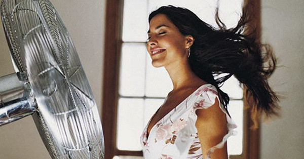 Khi quạt thổi liên tục vào 1 bộ phận nào đó trong thời gian dài sẽ làm cho các mạch máu trên bề mặt cơ thể co lại. Bình thường, bề mặt cơ thể khá cao, các mạch máu ở trạng thái giãn ra. Việc co lại như vậy rất dễ dẫn đến cảm lạnh. Trường hợp thổi trực tiếp vào đầu gối, cột sống cổ, các khớp có thể gây nên bệnh khớp.