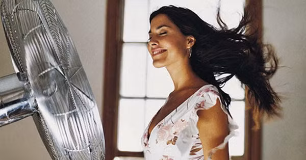 Khi quạt thổi liên tục vào 1 bộ phận nào đó trong thời gian dài sẽ làm cho các mạch máu trên bề mặt cơ thể co lại. Bình thường, bề mặt cơ thể khá cao, các mạch máu ở trạng thái giãn ra. Việc co lại như vậy rất dễ dẫn đến cảm lạnh. Trường hợp thổi trực tiếp vào đầu gối, cột sống cổ, các khớp có thể gây nên bệnh khớp.