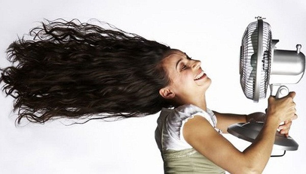 Lưu ý, khoảng cách tốt nhất giữa quạt và cơ thể là 2m. Cơ thể càng để gần quạt thì gió càng mạnh. Theo thời gian, nó có khả năng dẫn đến cảm lạnh, khó chịu cục bộ.