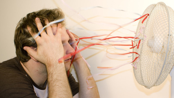  Sợ “bệnh điều hòa”, nhiều người (đặc biệt là người già) dùng quạt để làm mát. Vậy nhưng, lựa chọn này có thực sự tốt hơn cho sức khỏe?