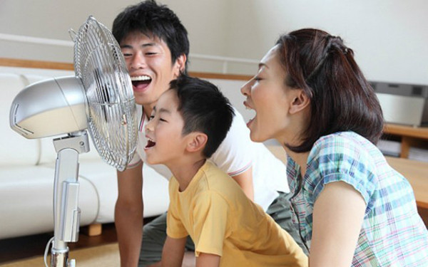 Mặt khác, quạt điện thổi liên tục còn khiến mồ hôi bốc hơi nhanh, gây hình thành các vùng da kích ứng.