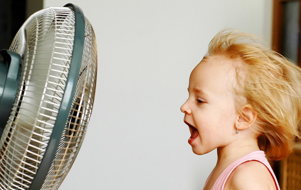 Theo Sohu, quạt là cách làm mát hiệu quả. Sự chênh lệch nhiệt độ phòng với môi trường bên ngoài cũng không quá lớn nên tương đối tốt cho sức khỏe. Tuy nhiên, vật dụng này không an toàn 100% như mọi người vẫn nghĩ. Sử dụng quạt không đúng cách cũng gây hại rất lớn.