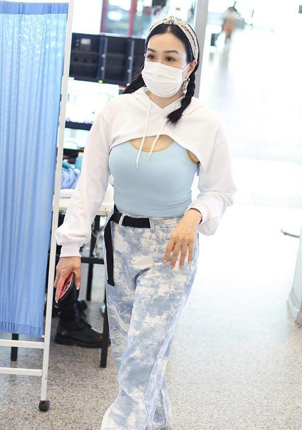 Sở hữu thân hình không quá nổi bật, cô nàng trong hình vẫn khiến người đi đường ngoái nhìn. Trong hình, cô gái mặc mốt áo dài chưa đầy gang tay, ngắn hơn cả áo ngực.