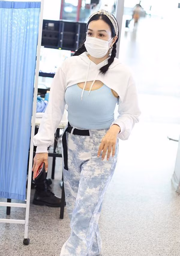 Sở hữu thân hình không quá nổi bật, cô nàng trong hình vẫn khiến người đi đường ngoái nhìn. Trong hình, cô gái mặc mốt áo dài chưa đầy gang tay, ngắn hơn cả áo ngực.