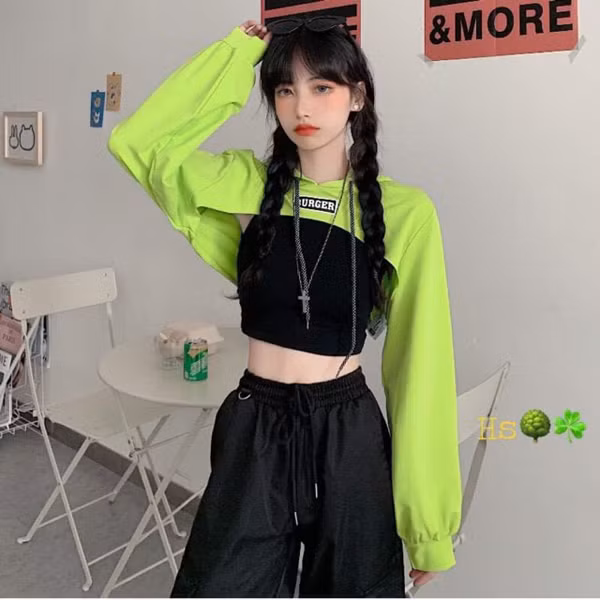 So với những thiết kế hở bạo khác, áo croptop trên ngực giúp người mặc phô diễn tối đa đường cong, vòng 1 “phồn thực” song vẫn có sự tiết chế.