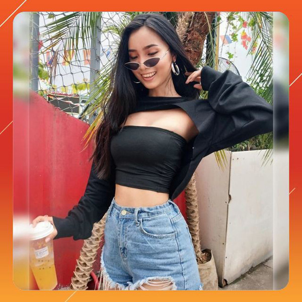 Phía dưới, cô chọn quần jeans dáng suông kết hợp với giày thể thao khiến tổng thể vô cùng tươi mới, tạo nên nét đẹp khơi gợi chứ không hề phô phang.