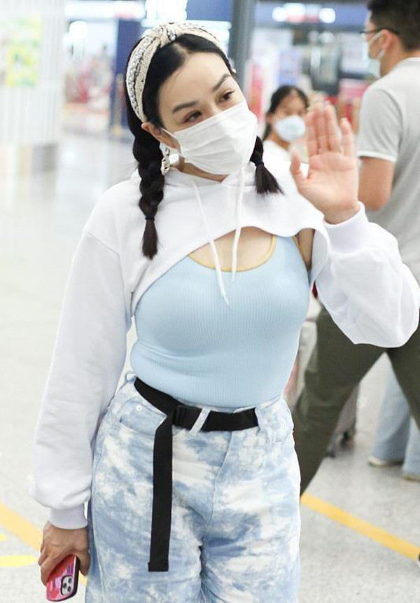 Dù đeo khẩu trang kín mít song khí chất cùng vẻ ngoài săn chắc, khỏe khoắn của cô nàng nhận về không ít lời khen.