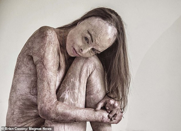 Năm 2011, cựu hoa hậu xuất hiện trở lại với diện mạo hoàn toàn mới. Dưới ống kính của nhiếp ảnh gia Brian Cassey, cựu hoa hậu khoe vẻ quyến rũ khó người bì kịp.