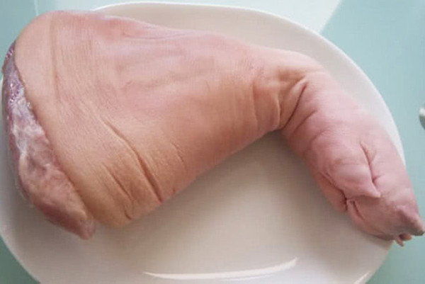 Chân trước của lợn có cả mỡ và nạc, thịt mềm. Tuy nhiên, chân trước thường có nhiều gân nên sẽ ngọt, giòn và có vị thanh hơn sau khi nấu chín. Nó thích hợp để chế biến các món như luộc, hầm, làm các món chạo, giả cầy...
