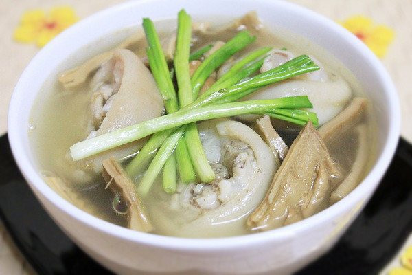 Ngoài việc lựa chọn chân trước hay chân sau để có món ăn ngon, khi mua chân giò lợn cần quan tâm đến độ tươi ngon của chúng.