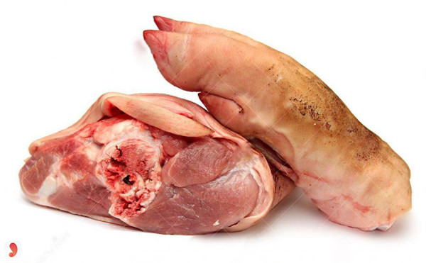 Cụ thể, bạn có thể quan sát màu sắc, mùi thịt. Thịt lợn chất lượng sẽ có màu hồng nhạt đến đỏ thẫm, mùi không bị ôi thiu.